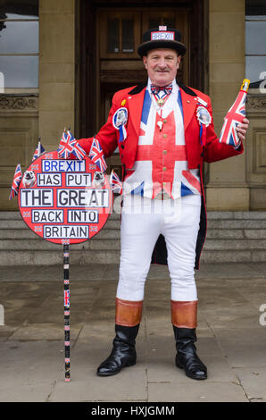 Birmingham, Regno Unito. 29 Mar, 2017. Sostenitore Brexit 'John Bull' celebra l'attivazione dell'articolo 50 da parte del regno unito di fronte a Birmingham Council House. Credit:Nick Maslen/Alamy Live News Foto Stock