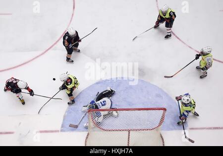 (170329) -- CHENGDU, Marzo 29, 2017 (Xinhua) -- ragazzi giocare a hockey su ghiaccio in una pista di pattinaggio su ghiaccio situato in un centro commerciale a Chengdu, capitale del sud-ovest della Cina di provincia di Sichuan, Feb 25, 2017. Negli ultimi anni, gli sport invernali sono più e più popolare nel sud e ovest della Cina. Il governo della provincia del Sichuan si integra gli sport invernali, di svago e di esercizio e di ghiaccio e neve turismo, incoraggiando le risorse sociali investire nella costruzione di luoghi e classi di apertura di sport invernali e di attrarre più e più persone a partecipare a sport invernali. Circa 5 mila le persone a tenere presenti gli sport invernali in Sich Foto Stock