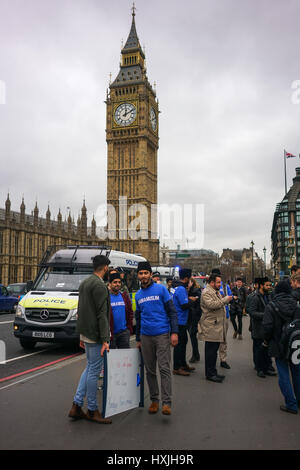 Londra, Inghilterra, Regno Unito. 29 Mar, 2017. Comunità musulmana di solidarietà per le vittime degli attentati di Londra il 21 marzo 2017, in parlamento a Westminster Bridge, Londra, Regno Unito. Credito: Vedere Li/Alamy Live News Foto Stock