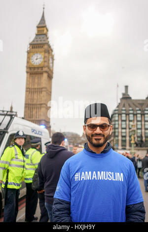 Londra, Inghilterra, Regno Unito. 29 Mar, 2017. Comunità musulmana di solidarietà per le vittime degli attentati di Londra il 21 marzo 2017, in parlamento a Westminster Bridge, Londra, Regno Unito. Credito: Vedere Li/Alamy Live News Foto Stock