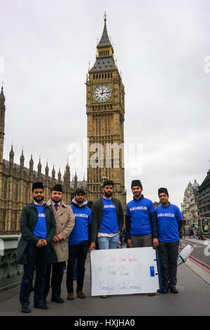 Londra, Inghilterra, Regno Unito. 29 Mar, 2017. Comunità musulmana di solidarietà per le vittime degli attentati di Londra il 21 marzo 2017, in parlamento a Westminster Bridge, Londra, Regno Unito. Credito: Vedere Li/Alamy Live News Foto Stock