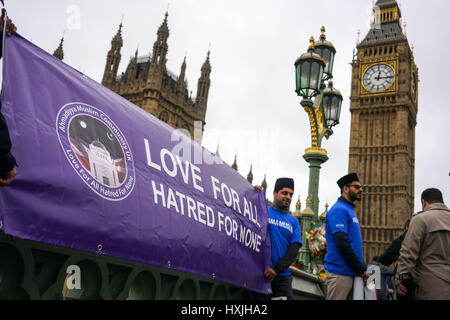 Londra, Inghilterra, Regno Unito. 29 Mar, 2017. Comunità musulmana di solidarietà per le vittime degli attentati di Londra il 21 marzo 2017, in parlamento a Westminster Bridge, Londra, Regno Unito. Credito: Vedere Li/Alamy Live News Foto Stock