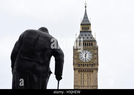 Londra, Regno Unito. Il 29 marzo 2017. Big Ben colpisce 12:30pm, il tempo che l'articolo 50 è formalmente attivato con una lettera recante il Primo ministro la firma che viene erogata da Sir Tim Barrow, UK rappresentante permanente a Bruxelles per il presidente del Consiglio europeo, Donald Tusk, per fornire la notifica della Gran Bretagna ha intenzione di lasciare l'Unione europea. Credito: Stephen Chung / Alamy Live News Foto Stock