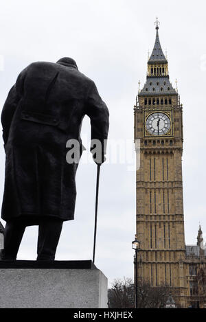 Londra, Regno Unito. Il 29 marzo 2017. Big Ben colpisce 12:30pm, il tempo che l'articolo 50 è formalmente attivato con una lettera recante il Primo ministro la firma che viene erogata da Sir Tim Barrow, UK rappresentante permanente a Bruxelles per il presidente del Consiglio europeo, Donald Tusk, per fornire la notifica della Gran Bretagna ha intenzione di lasciare l'Unione europea. Credito: Stephen Chung / Alamy Live News Foto Stock