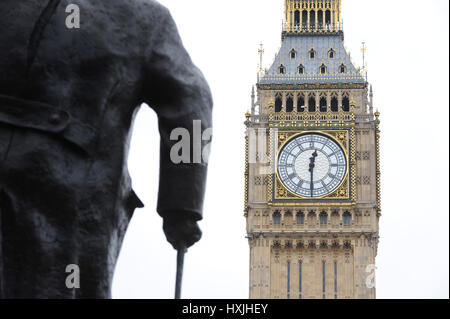 Londra, Regno Unito. Il 29 marzo 2017. Big Ben colpisce 12:30pm, il tempo che l'articolo 50 è formalmente attivato con una lettera recante il Primo ministro la firma che viene erogata da Sir Tim Barrow, UK rappresentante permanente a Bruxelles per il presidente del Consiglio europeo, Donald Tusk, per fornire la notifica della Gran Bretagna ha intenzione di lasciare l'Unione europea. Credito: Stephen Chung / Alamy Live News Foto Stock