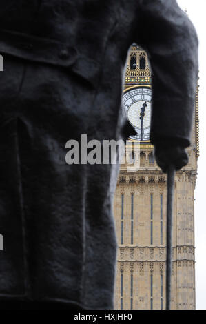 Londra, Regno Unito. Il 29 marzo 2017. Big Ben colpisce 12:30pm, il tempo che l'articolo 50 è formalmente attivato con una lettera recante il Primo ministro la firma che viene erogata da Sir Tim Barrow, UK rappresentante permanente a Bruxelles per il presidente del Consiglio europeo, Donald Tusk, per fornire la notifica della Gran Bretagna ha intenzione di lasciare l'Unione europea. Credito: Stephen Chung / Alamy Live News Foto Stock