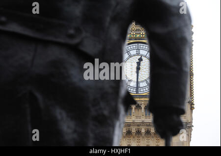 Londra, Regno Unito. Il 29 marzo 2017. Big Ben colpisce 12:30pm, il tempo che l'articolo 50 è formalmente attivato con una lettera recante il Primo ministro la firma che viene erogata da Sir Tim Barrow, UK rappresentante permanente a Bruxelles per il presidente del Consiglio europeo, Donald Tusk, per fornire la notifica della Gran Bretagna ha intenzione di lasciare l'Unione europea. Credito: Stephen Chung / Alamy Live News Foto Stock