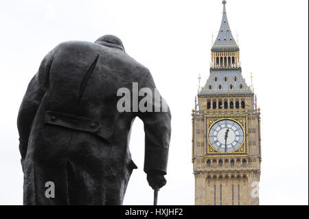 Londra, Regno Unito. Il 29 marzo 2017. Big Ben colpisce 12:30pm, il tempo che l'articolo 50 è formalmente attivato con una lettera recante il Primo ministro la firma che viene erogata da Sir Tim Barrow, UK rappresentante permanente a Bruxelles per il presidente del Consiglio europeo, Donald Tusk, per fornire la notifica della Gran Bretagna ha intenzione di lasciare l'Unione europea. Credito: Stephen Chung / Alamy Live News Foto Stock