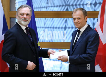 Bruxelles, Belgio. 29 Mar, 2017. Ambasciatore britannico presso l'UE Tim Barrow (L) mani la Brexit lettera al Presidente del Consiglio europeo Donald Tusk a Bruxelles, Belgio, 29 marzo 2017. La Gran Bretagna il mercoledì è iniziato ufficialmente il processo storico di lasciare l'Unione europea (UE) come la lettera firmata dal Primo Ministro Theresa Maggio è stato inviato ai responsabili della 28-stati del blocco. Credito: Piscina/Dursun Aydemir/Xinhua/Alamy Live News Foto Stock