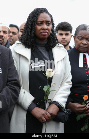 Westminster Bridge. Londra, Regno Unito. 29 Mar, 2017. La manodopera MP per Brent - Alba Bultler MP. I colleghi di PC Keith Palmer, che è stato ucciso da un attacco terroristico su Mercoledì 22 marzo 2017, insieme con altri servizi di emergenza personale, vittime e testimoni e oltre 500 fede i capi di Stato e di governo di tutto il paese link mani su Westminster Bridge da sud a nord nel momento esatto in cui l'attacco ha iniziato a. Un minuto di silenzio è tenuto a ricordare coloro che hanno perso la vita nell'attacco di Westminster. Credito: Dinendra Haria/Alamy Live News