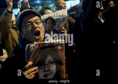 Tokyo, Tokyo, Giappone. 29 Mar, 2017. I manifestanti chiedono le dimissioni del Primo Ministro Shinzo Abe dopo la trattativa dubbia acquisizione di terreni di proprietà dello Stato per la costruzione di una scuola primaria di Osaka. Credito: Alessandro Di Ciommo/ZUMA filo/Alamy Live News Foto Stock