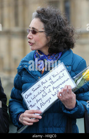 Westminster Bridge. Londra, Regno Unito. 29 Mar, 2017. I colleghi di PC Keith Palmer, che è stato ucciso da un attacco terroristico su Mercoledì 22 marzo 2017, insieme con altri servizi di emergenza personale, vittime e testimoni e oltre 500 fede i capi di Stato e di governo di tutto il paese link mani su Westminster Bridge da sud a nord nel momento esatto in cui l'attacco ha iniziato a. Un minuto di silenzio è tenuto a ricordare coloro che hanno perso la vita nell'attacco di Westminster. Credito: Dinendra Haria/Alamy Live News Foto Stock