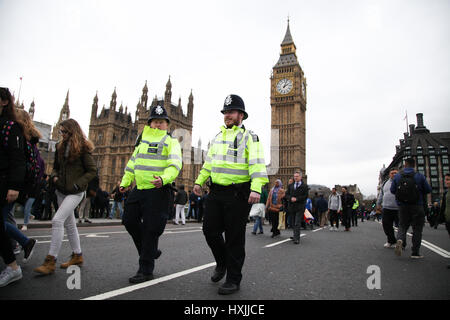 Westminster Bridge. Londra, Regno Unito. 29 Mar, 2017. I colleghi di PC Keith Palmer, che è stato ucciso da un attacco terroristico su Mercoledì 22 marzo 2017, insieme con altri servizi di emergenza personale, vittime e testimoni e oltre 500 fede i capi di Stato e di governo di tutto il paese link mani su Westminster Bridge da sud a nord nel momento esatto in cui l'attacco ha iniziato a. Un minuto di silenzio è tenuto a ricordare coloro che hanno perso la vita nell'attacco di Westminster. Credito: Dinendra Haria/Alamy Live News Foto Stock