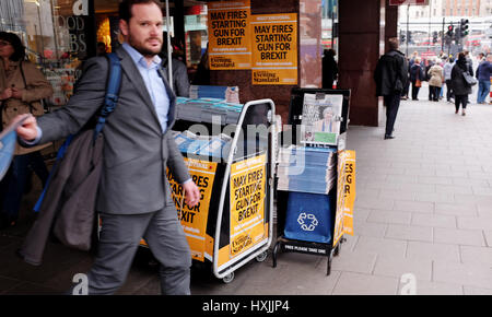 Londra, Regno Unito. 29 Mar, 2017. I londinesi ritirare copie del London Evening Standard quotidiano di Westminster per leggere informazioni Articolo 50 essendo firmato e inviato dal primo ministro Theresa Maggio credito oggi: Simon Dack/Alamy Live News Foto Stock