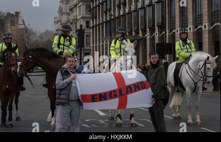 Londra, Regno Unito. 29 marzo, 2017. Una persona due coutner protesta ha avuto luogo come il tributo marzo crosed Westminster Bridge Credito: Ian Davidson/Alamy Live News Foto Stock