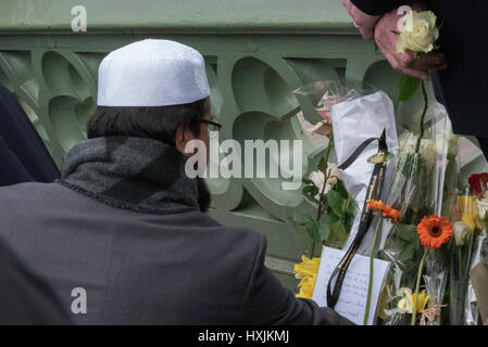 Londra, Regno Unito. 29 marzo, 2017. tributi dalla fede leader erano posto sul Westminster Bridge come un omaggio per il terrore delle vittime di attacco Credito: Ian Davidson/Alamy Live News Foto Stock