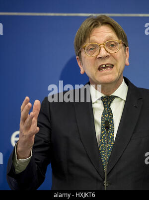 Bruxelles, Belgio. 29 Mar, 2017. Parlamento europeo coordinatore per Brexit Guy Verhofstadt tiene una conferenza stampa sulla prima valutazione delle conseguenze del governo del Regno Unito di innesco Articolo 50, al Parlamento Europeo con sede a Bruxelles, in Belgio, il 29.03.2017 da Wiktor Dabkowski | Utilizzo di credito in tutto il mondo: dpa/Alamy Live News Foto Stock