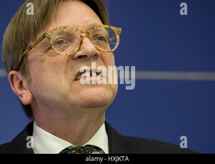 Bruxelles, Belgio. 29 Mar, 2017. Parlamento europeo coordinatore per Brexit Guy Verhofstadt tiene una conferenza stampa sulla prima valutazione delle conseguenze del governo del Regno Unito di innesco Articolo 50, al Parlamento Europeo con sede a Bruxelles, in Belgio, il 29.03.2017 da Wiktor Dabkowski | Utilizzo di credito in tutto il mondo: dpa/Alamy Live News Foto Stock