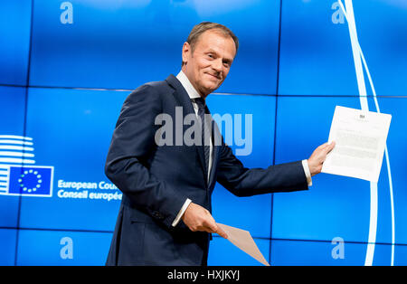 Bruxelles, BXL, Belgio. 29 Mar, 2017. Donald Tusk, il presidente del Consiglio europeo mostra la lettera del Primo Ministro britannico nel corso di una conferenza stampa a livello europeo la sede del Consiglio a Bruxelles, in Belgio il 29.03.2017 Primo Ministro britannico Theresa Maggio ha firmato la lettera di dare comunicazione ufficiale ai sensi dell'articolo 50 del trattamento di Lisbona che inizia Brexit da Wiktor Dabkowski Credito: Wiktor Dabkowski/ZUMA filo/Alamy Live News Foto Stock