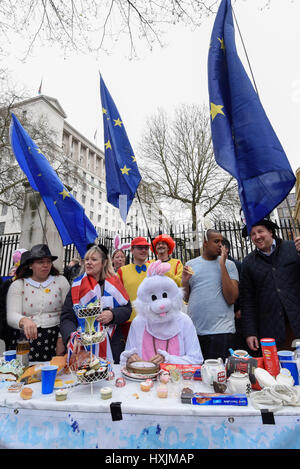 Londra, Regno Unito. Il 29 marzo 2017. Pro-Europe dimostranti stadio a protestare, al di fuori di Downing Street. Oggi è il giorno che l'articolo 50 è formalmente attivato con una lettera manoscritta cuscinetto del primo ministro firma venga fornito all'Unione europea di oggi. Credito: Stephen Chung / Alamy Live News Foto Stock