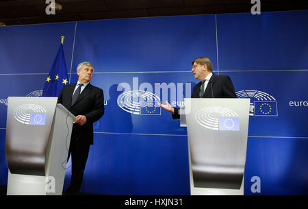 Bruxelles, Belgio. 29 Mar, 2017. Il Presidente del Parlamento europeo Antonio Tajani (L) e il Parlamento europeo del capo negoziatore Brexit Guy Verhofstadt partecipare ad una conferenza stampa congiunta sulla prima valutazione delle conseguenze del governo britannico di innesco dell'articolo 50 del trattato di Lisbona, presso il Parlamento europeo a Bruxelles, Belgio, 29 marzo 2017. La Gran Bretagna il mercoledì è iniziato ufficialmente il processo storico di lasciare l'Unione europea (UE) come la lettera firmata dal Primo Ministro Theresa Maggio viene inviato ai responsabili del blocco. Credito: Voi Pingfan/Xinhua/Alamy Live News Foto Stock