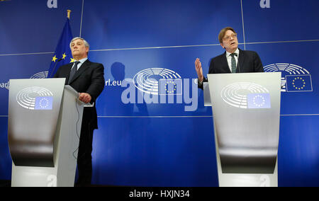 Bruxelles, Belgio. 29 Mar, 2017. Il Presidente del Parlamento europeo Antonio Tajani (L) e il Parlamento europeo del capo negoziatore Brexit Guy Verhofstadt partecipare ad una conferenza stampa congiunta sulla prima valutazione delle conseguenze del governo britannico di innesco dell'articolo 50 del trattato di Lisbona, presso il Parlamento europeo a Bruxelles, Belgio, 29 marzo 2017. La Gran Bretagna il mercoledì è iniziato ufficialmente il processo storico di lasciare l'Unione europea (UE) come la lettera firmata dal Primo Ministro Theresa Maggio viene inviato ai responsabili del blocco. Credito: Voi Pingfan/Xinhua/Alamy Live News Foto Stock