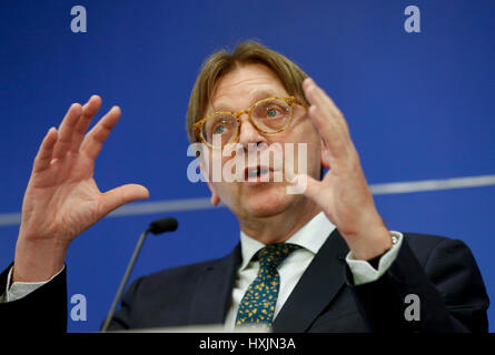 Bruxelles, Belgio. 29 Mar, 2017. Parlamento europeo del capo negoziatore Brexit Guy Verhofstadt parla durante una conferenza stampa congiunta sulla prima valutazione delle conseguenze del governo britannico di innesco dell'articolo 50 del trattato di Lisbona, presso il Parlamento europeo a Bruxelles, Belgio, 29 marzo 2017. La Gran Bretagna il mercoledì è iniziato ufficialmente il processo storico di lasciare l'Unione europea (UE) come la lettera firmata dal Primo Ministro Theresa Maggio viene inviato ai responsabili del blocco. Credito: Voi Pingfan/Xinhua/Alamy Live News Foto Stock