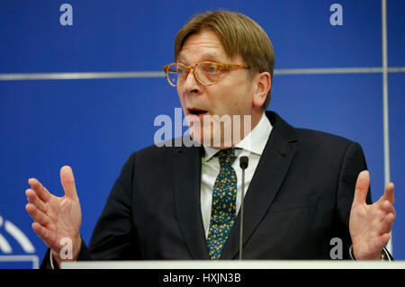 Bruxelles, Belgio. 29 Mar, 2017. Parlamento europeo del capo negoziatore Brexit Guy Verhofstadt parla durante una conferenza stampa congiunta sulla prima valutazione delle conseguenze del governo britannico di innesco dell'articolo 50 del trattato di Lisbona, presso il Parlamento europeo a Bruxelles, Belgio, 29 marzo 2017. La Gran Bretagna il mercoledì è iniziato ufficialmente il processo storico di lasciare l'Unione europea (UE) come la lettera firmata dal Primo Ministro Theresa Maggio viene inviato ai responsabili del blocco. Credito: Voi Pingfan/Xinhua/Alamy Live News Foto Stock