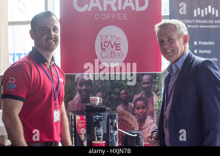 Lee Nicholas e Sam Adams che rappresentano Cariad caffè. I titolari di stallo a Cardiff Bierkeller Business Expo per le aziende locali nel centro della città. hashtag caffè cariad @Cariad coffe da Ella Geen Foto Stock