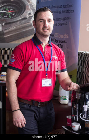 Lee Nicholas che rappresentano Cariad caffè. I titolari di stallo a Cardiff Bierkeller Business Expo per le aziende locali nel centro della città. hashtag caffè cariad @Cariad coffe da Ella Geen Foto Stock