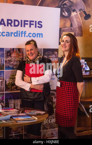 Melissa Knight Willis e Samantha Ellis che rappresentano il turismo di Cardiff. I titolari di stallo a Cardiff Bierkeller Business Expo per le aziende locali in centro città. da Ella Geen Foto Stock