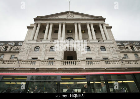 London, Londra, Regno Unito. 29 Mar, 2017. Una unità bus passato la Banca di Inghilterra dopo che il governo britannico ha attivato l'articolo 50 del trattato di Lisbona, a Londra, in Gran Bretagna il 29 marzo 2017. La Gran Bretagna il mercoledì è iniziato ufficialmente il processo storico di lasciare l'Unione europea (UE) come la lettera firmata dal Primo Ministro Theresa Maggio viene inviato ai responsabili del blocco. Credito: Tim Irlanda/Xinhua/Alamy Live News Foto Stock