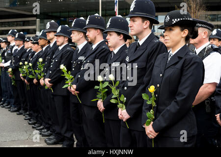 Londra, Regno Unito. 29 Mar, 2017. Gli ufficiali di polizia partecipa a un evento sul Westminster Bridge per commemorare le vittime della scorsa settimana di attentati terroristici a Londra, in Gran Bretagna il 29 marzo 2017. Credito: Ray codolo/Xinhua/Alamy Live News Foto Stock