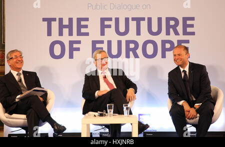 La Valletta. 29 Mar, 2017. Il Presidente della Commissione Europea Jean Claude Juncker (C) e il maltese il Primo Ministro Giuseppe MOSCATO (R) assistere ad un dibattito pubblico sul futuro dell'Europa a La Valletta, Malta, 29 marzo 2017. Il Maltese il Primo Ministro Giuseppe Moscato e il Presidente della Commissione Europea Jean Claude Juncker hanno condiviso le loro opinioni su Brexit in un dialogo pubblico sul futuro dell'Europa, tenutasi a La Valletta il mercoledì. Credito: Yun Yuan/Xinhua/Alamy Live News Foto Stock