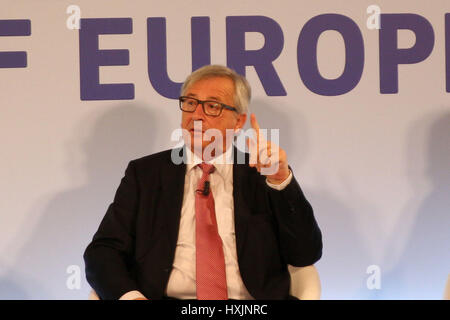 La Valletta. 29 Mar, 2017. Il Presidente della Commissione Europea Jean Claude Juncker intrattiene un dialogo pubblico sul futuro dell'Europa a La Valletta, Malta, 29 marzo 2017. Il Maltese il Primo Ministro Giuseppe Moscato e il Presidente della Commissione Europea Jean Claude Juncker hanno condiviso le loro opinioni su Brexit in un dialogo pubblico sul futuro dell'Europa, tenutasi a La Valletta il mercoledì. Credito: Yun Yuan/Xinhua/Alamy Live News Foto Stock