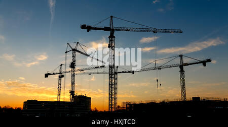 Silhouette di alta costruzione sito gru a sunrise vicino ad Amsterdam, nei Paesi Bassi, vista panoramica. Foto Stock