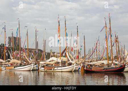 AMSTERDAM, PAESI BASSI, 21 agosto 2015: vecchio legno olandese navi a vela ormeggiata in Amsterdam Foto Stock