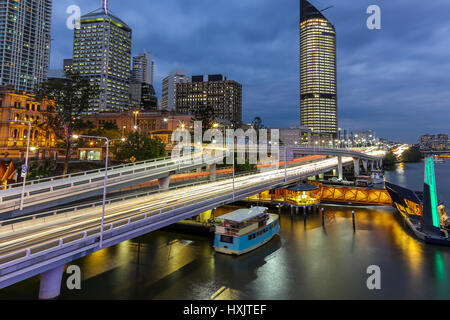 La città di Brisbane autostrada M3 di notte (lunga esposizione) Foto Stock