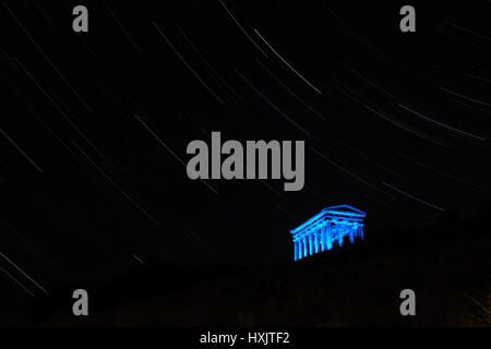 (Conte di Durham il monumento) comunemente noto come monumento Penshaw, il 70 piede alta la follia è una replica del Tempio di Efesto ad Atene - Star Trail Foto Stock