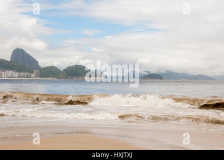 Spiaggia di Copacabana durante la calda estate nella luce del sole su dicembre 19, 2013 a Rio de Janeiro - Brasile Foto Stock