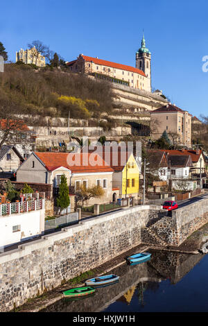 Castello di Melnik e il campanile della chiesa di San Pietro e Paolo domina la regione in corrispondenza della confluenza del fiume Elba e Moldava, Boemia centrale, REPUB CECA Foto Stock