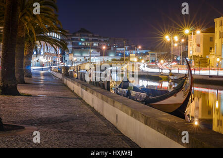 Città di Aveiro nel nord del Portogallo con è tradicional moliceiro barche nel canale Foto Stock