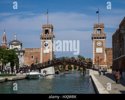 Venetian Arsenale Navale cancelli di ingresso con la torre dell orologio e Canal, Venezia, Italia Foto Stock