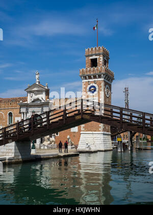 Venetian Arsenale Navale cancelli di ingresso con la torre dell orologio e Canal, Venezia, Italia Foto Stock