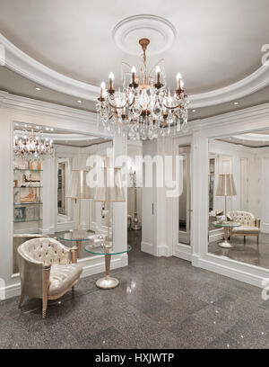Show-room interni di lusso a Mosca in stile classico con mobili in oro Foto Stock