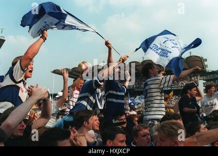 BATH rugby fan di celebrare la Pilkington i vincitori della coppa 22 Maggio 1995 Foto Stock