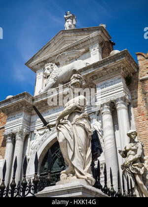 Veneziano Arsenale Navale entrata in marmo con statue e leone alato, Venezia, Italia Foto Stock