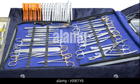 Set di strumenti chirurgici attrezzature mediche isolato su sfondo bianco con tracciato di ritaglio Foto Stock
