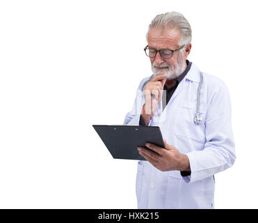 Senior medico isolato su sfondo bianco con tracciato di ritaglio Foto Stock