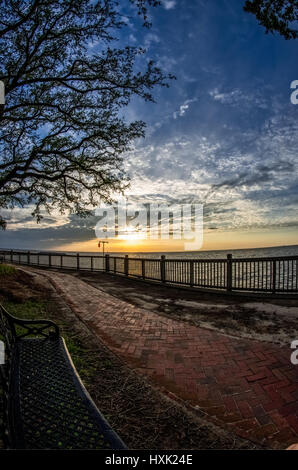 Punto chiaro AL STATI UNITI D'America - 2 Maggio 2014 - tramonto sulla baia di Mobile come il sole stava girando in oro Foto Stock